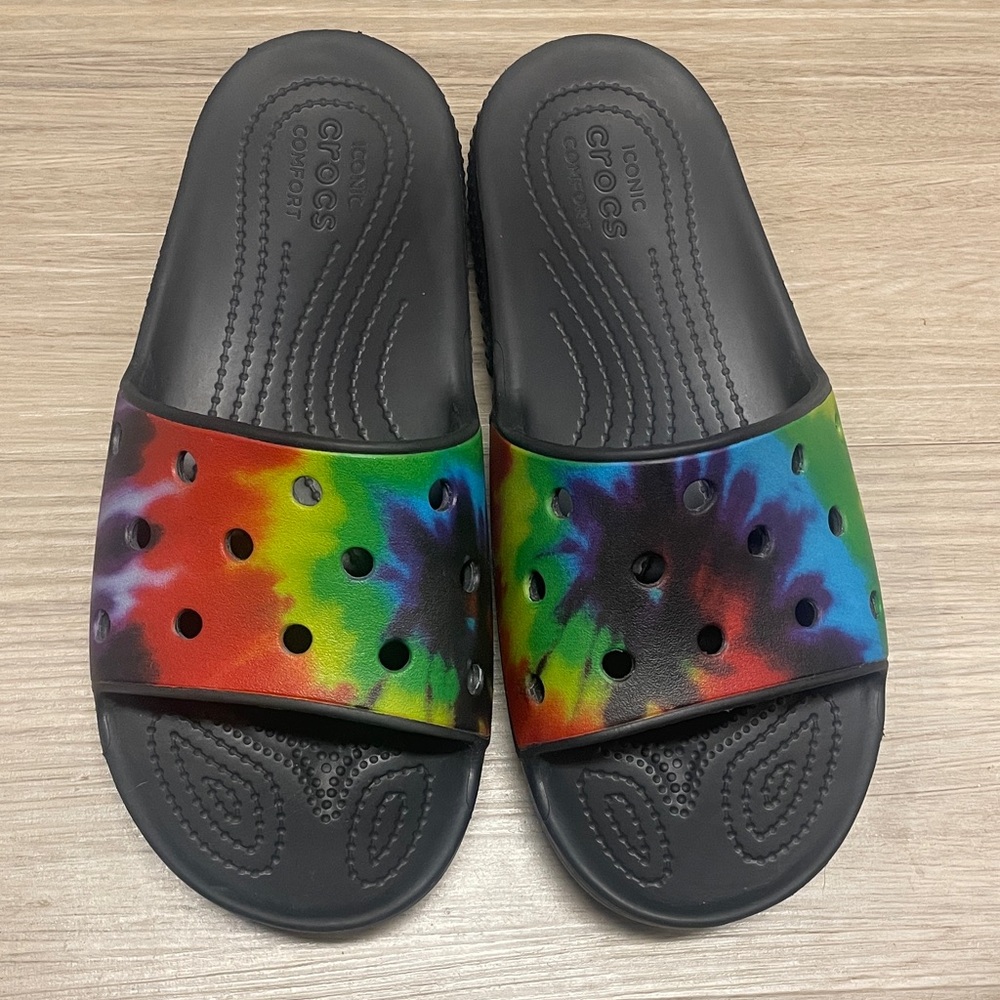 Crocs unisex M 4 and W6 Tie-Dye Slide Sandal/Slides Black with Tie Dye Strap
